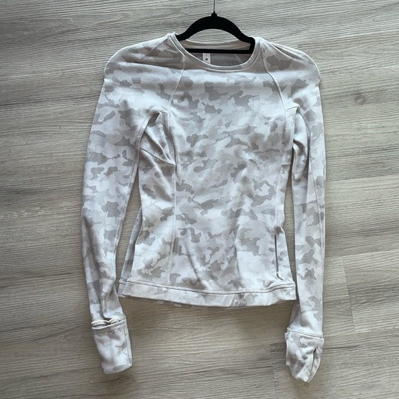 Lululemon light grey long sleeve size 2 - Picture 4 of 8